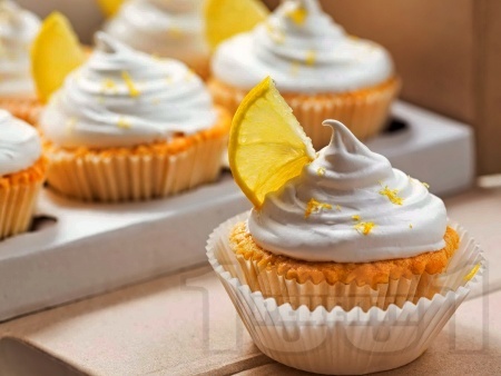 Леки и вкусни лимонови кексчета (къпкейк, мъфин) със захарна глазура - снимка на рецептата